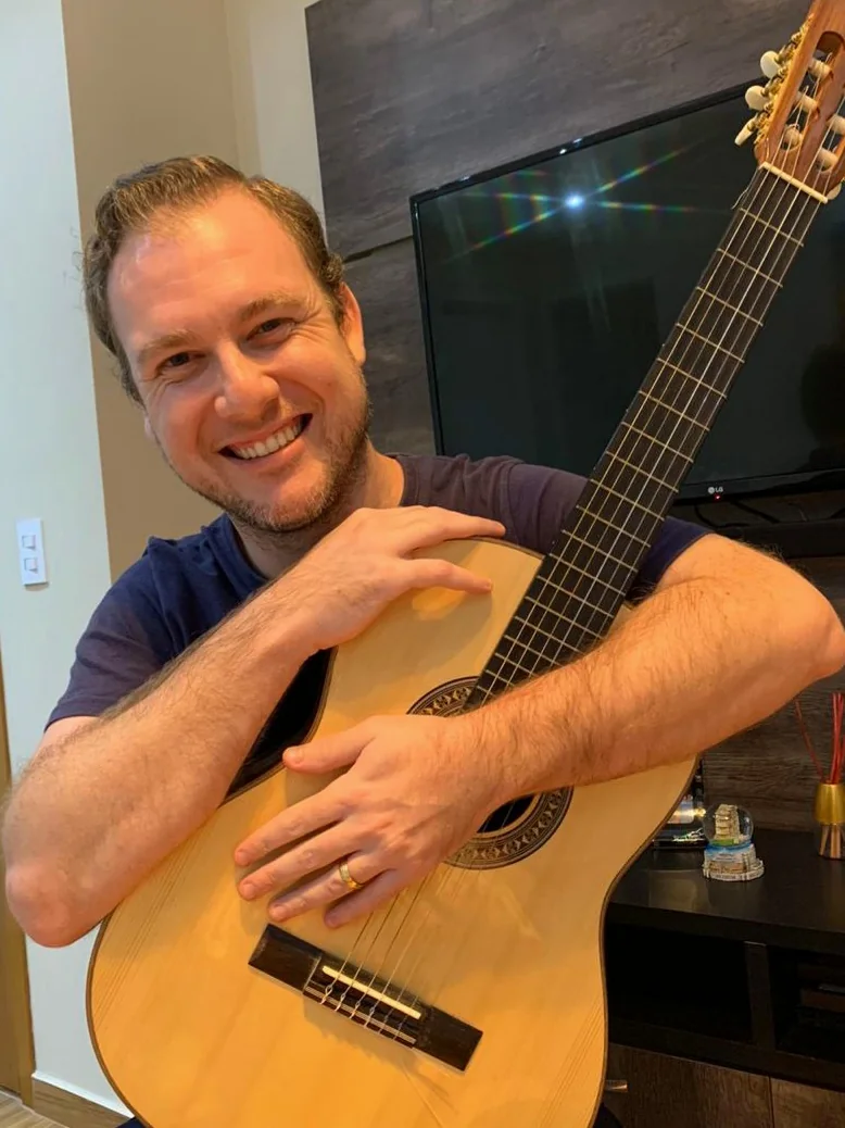 Henrique Regiani com violão clássico