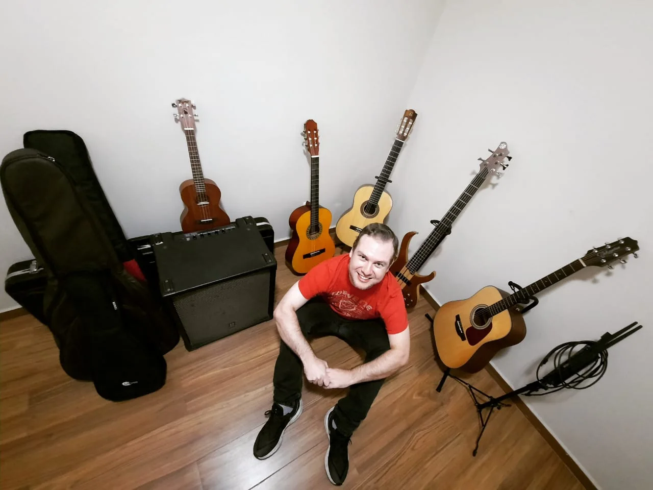 Henrique Regiani em sala com instrumentos