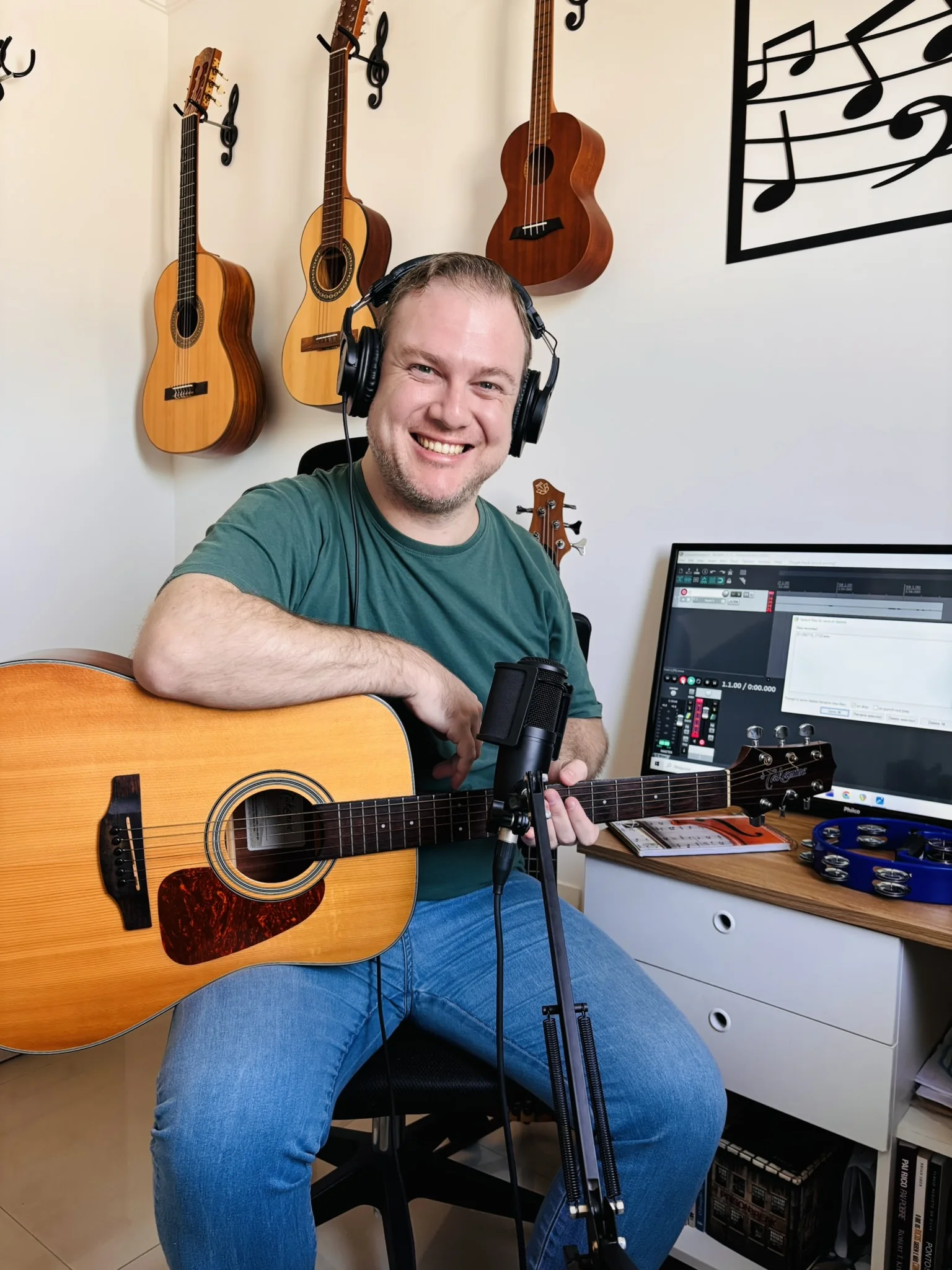 Henrique Regiani em seu estúdio com instrumentos